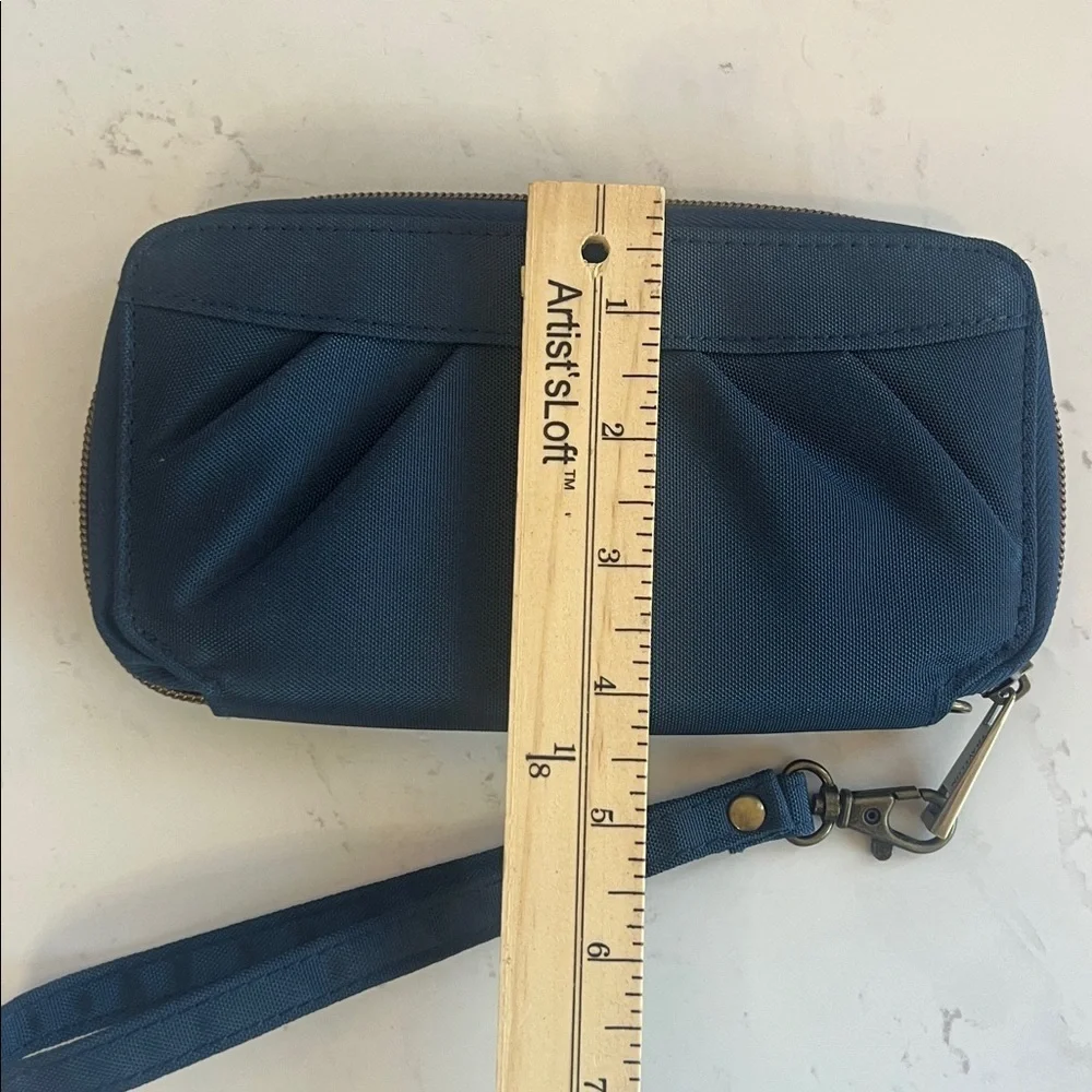 TRAVELON WALLET ZIP AROUND CLOSE REMOVABL WRISTLET STRAP WOMENS
